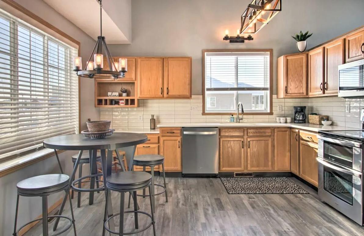 Welcoming West Fargo Retreat W Backyard Villa Exterior photo