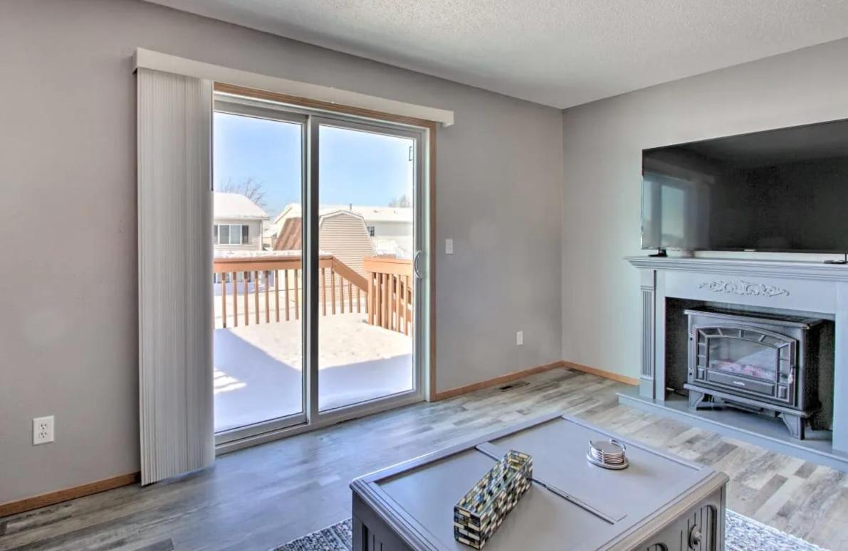 Welcoming West Fargo Retreat W Backyard Villa Exterior photo